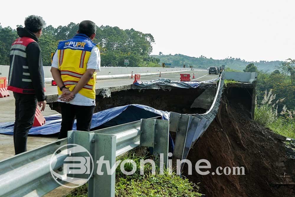 Perbaikan Jalan Longsor di Kampar Ganggu Arus Lalu Lintas, Pengendara Diminta Gunakan Jalur Alternatif