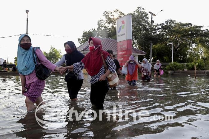 Pj Gubernur DKI Teguh Setyabudi Tinjau Penanganan Banjir Rob di Penjaringan Jakarta Utara