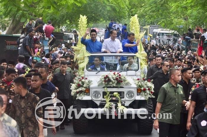 Warga Purwokerto Antusias Sambut Jokowi dan Pasangan Calon Luthfi-Yasin