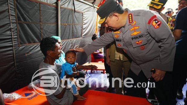 Kapolri Tinjau Posko Pengungsian Erupsi Lewotobi NTT, Berikan Bantuan dan Semangat kepada Korban