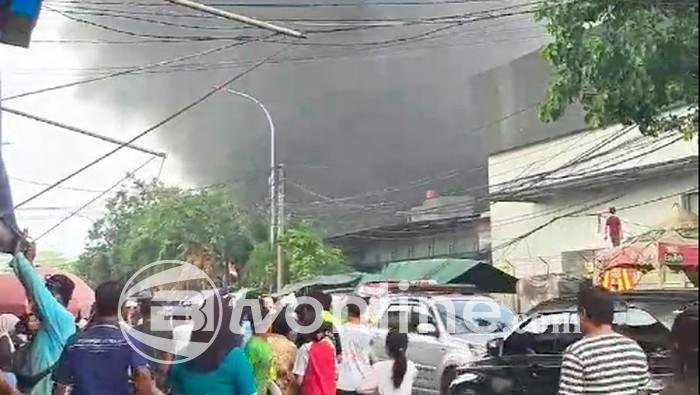 Kebakaran Gudang Wallpaper di Penjaringan, Jakarta Utara, Dihadapi 100 Personel Damkar