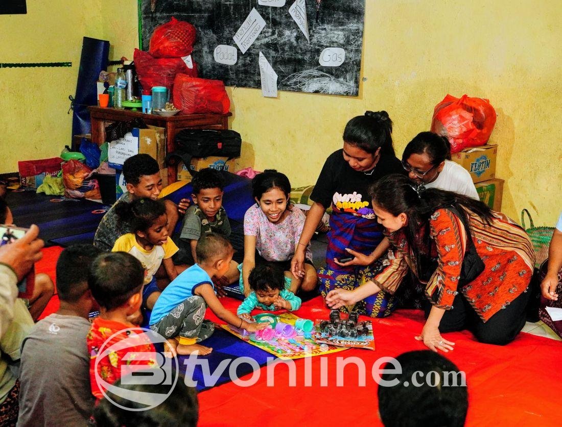 Juliati Sigit Prabowo Tinjau Posko Pengungsian Erupsi Lewotobi dan Salurkan Bantuan di NTT