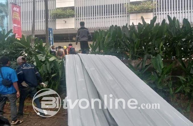 Material Atap Mall Living World Alam Sutera Ambruk, Timpas Kendaraan di Serpong