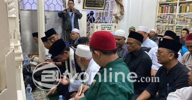 Pramono Anung Ziarah ke Makam Habib Husein Luar Batang, Dorong Pemerintah Dukung Wisata Religi di Jakarta