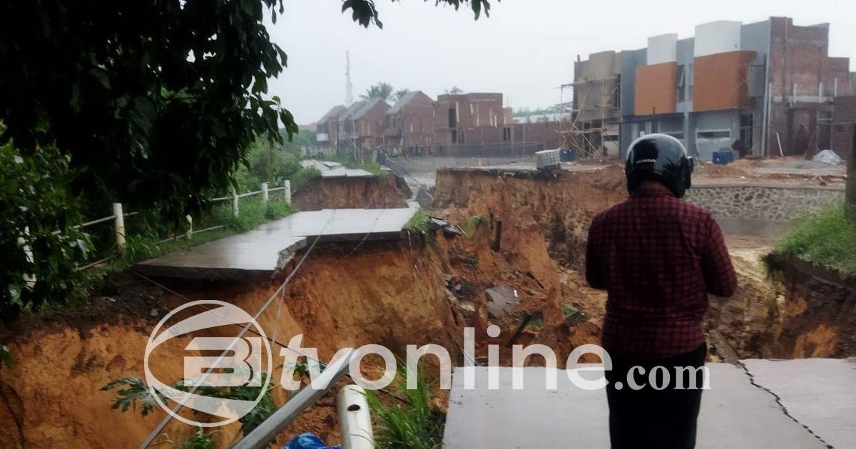 Jembatan Penghubung Hambalang-Babakan Madang Ambruk, Akses Terputus Total