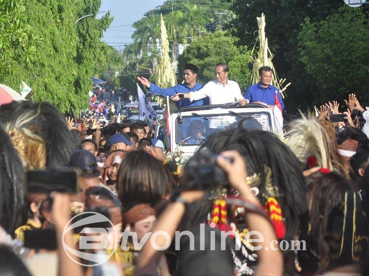 Jokowi Sambangi Karanganyar Bersama Cagub-Cawagub Luthfi-Yasin, Disambut Antusias Warga