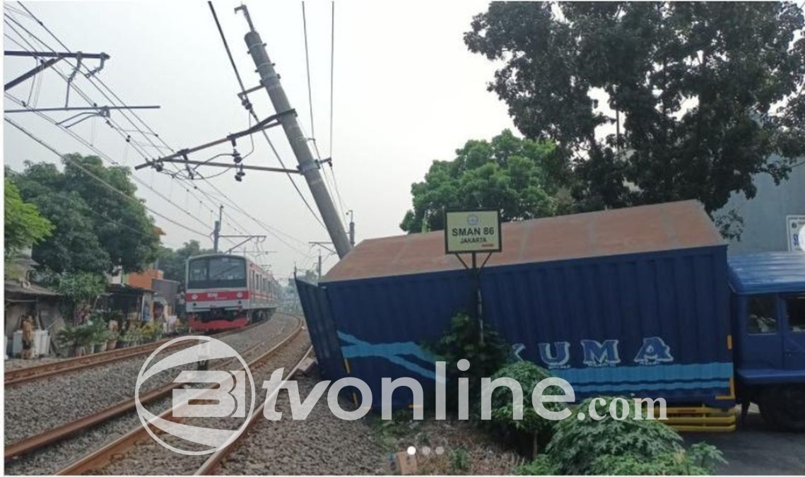 Gangguan KRL Bekasi, Tiang Listrik Aliran Atas Ambruk, Perjalanan Terhenti hingga Stasiun Cakung