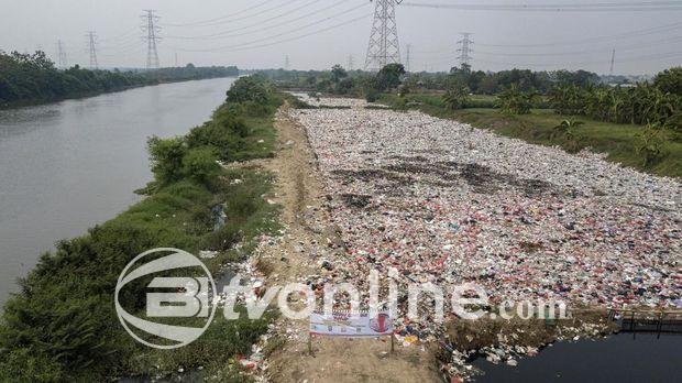 Hamparan Sampah 200 Meter di Kali CBL Bekasi, Pemkab Tutup TPS Ilegal