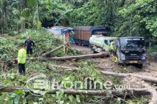 Jalur Medan-Berastagi Masih Ditutup: Tim Tanggap Darurat Fokus Pembersihan Material Longsor