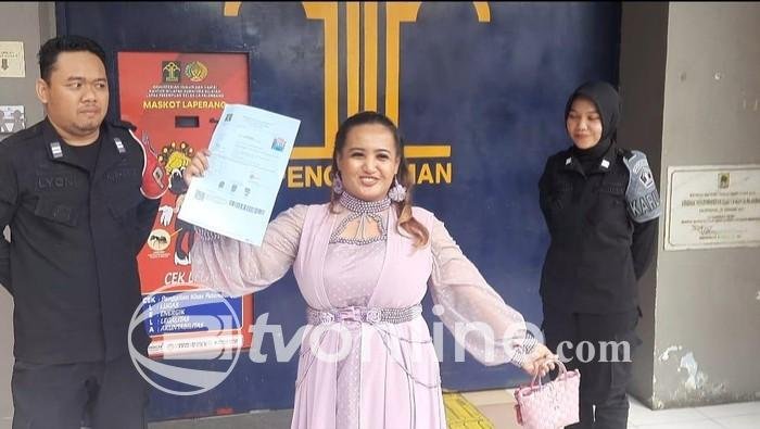 Lina Mukherjee Bebas Bersyarat Dengan Penampilan Nyentrik Setelah Jalani Hukuman Kasus Konten Makan Babi