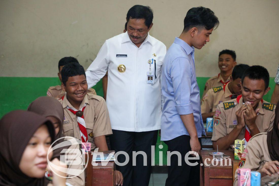 Wapres Gibran Tinjau Program Makan Siang Bergizi Gratis di SMK N 7 Semarang, Siswa Antusias Sambut Kegiatan