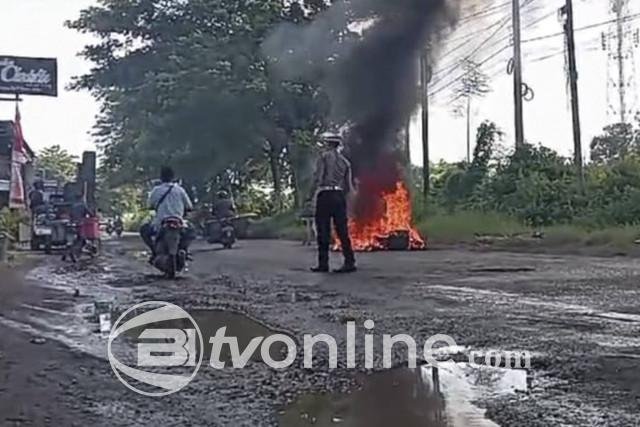Warga Puger Demo Bakar Ban, Protes Jalan Rusak Akibat Truk Besar