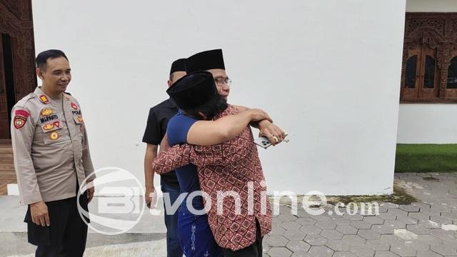 Penjual Es Sunhaji Berkunjung ke Ponpes Ora Aji, Disambut Hangat Gus Miftah