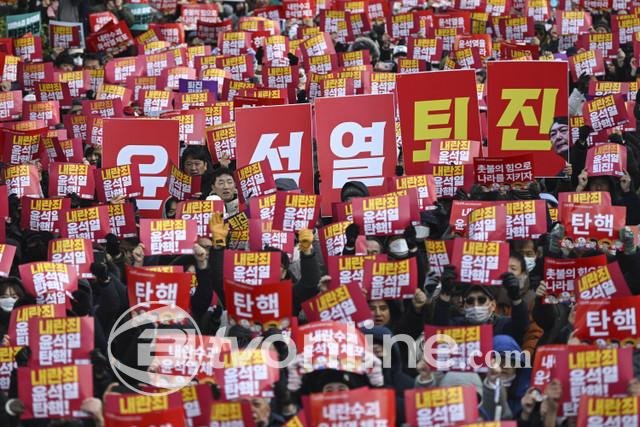 Parlemen Korea Selatan Gelar Voting Darurat untuk Mosi Pemakzulan Presiden Yoon Suk Yeol, Unjuk Rasa Berkobar di Luar Gedung