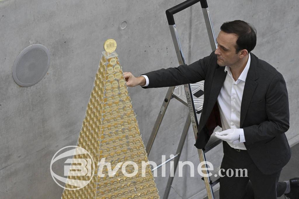 Pohon Emas 5 Juta Euro Didirikan di Munich untuk Sambut Natal, Terbuat dari 2.024 Koin Vienna Philharmonic