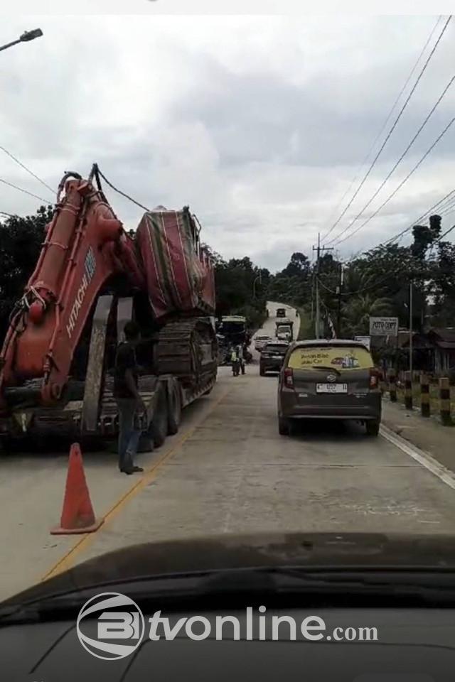 Bus Rombongan Siswa SMK 17 Samarinda Tabrak Truk di Jalan Lintas Sepaku, 2 Penumpang Luka Ringan