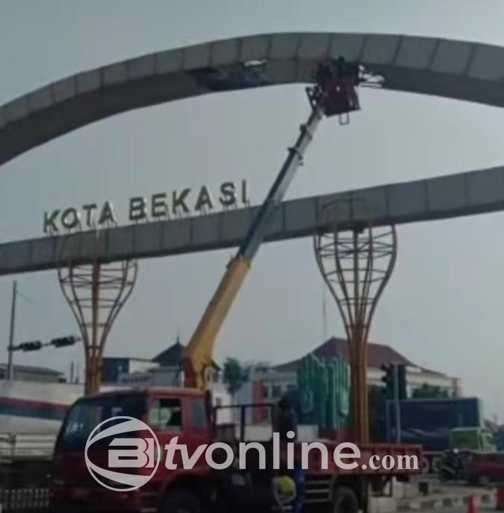 Panel Gapura Terlepas Diterjang Angin Kencang, Mobil Terserempet di Bekasi Timur