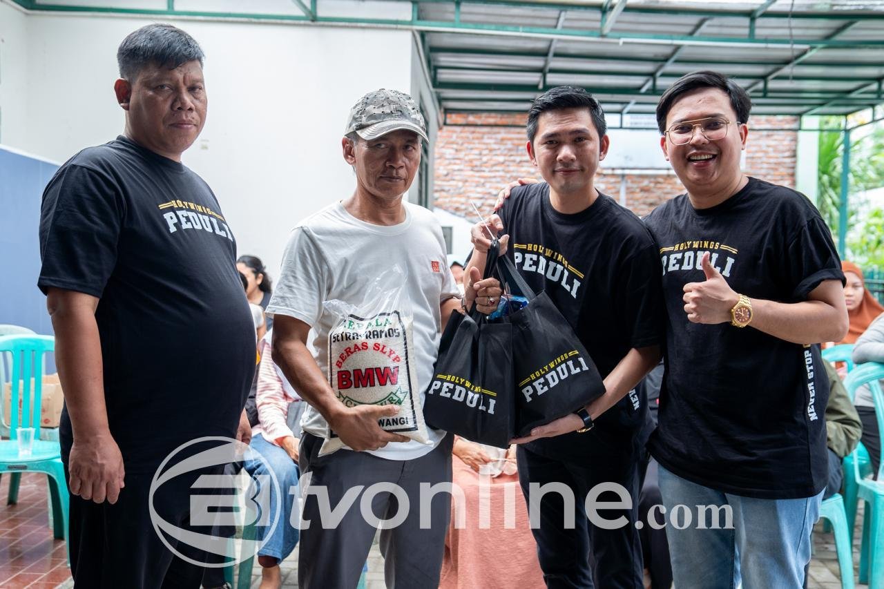 Holywings Salurkan Ratusan Paket Sembako untuk Warga Terdampak Banjir di Rawajati, Jakarta Selatan