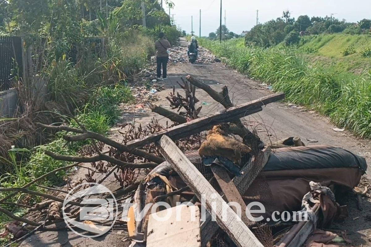 Warga Desa Mariendal 1 Blokir Jalan Bajak Sebagai Protes Pembuangan Sampah Sembarangan