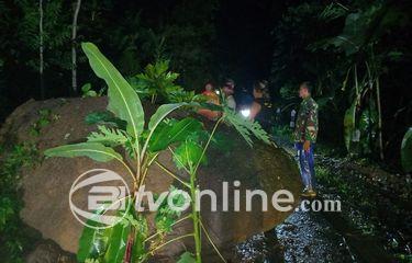 Longsor Tutup Akses Jalan Kebumen-Banjarnegara, Petugas Bersihkan Material