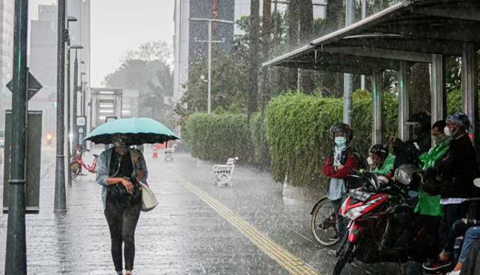 Cuaca Jakarta 3 Desember 2024: Hujan Ringan Siang dan Sore Hari, Berawan Tebal Malam