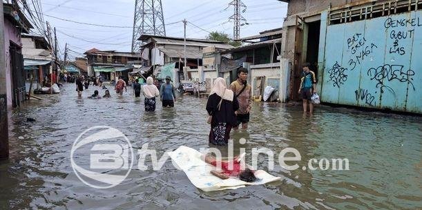 Anak-Anak Anggap Banjir Rob di Muara Angke Layaknya ‘Waterboom’ Gratis