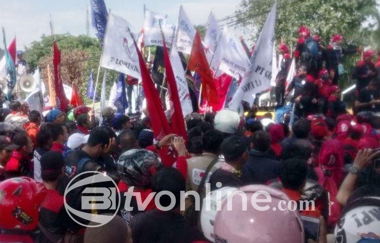 Buruh Bekasi Desak Disnaker Segera Tentukan UMSK 2025, Aksi Dorong Pagar Berakhir Damai