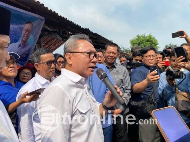 Zulkifli Hasan Berikan Uang Tunai kepada Pelajar SMP Kulon Progo dalam Program Makan Bergizi Gratis
