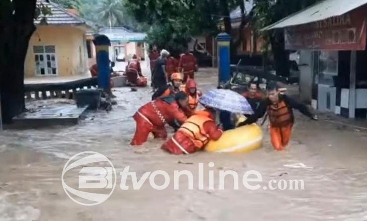 Tim SAR Evakuasi 7 Korban Banjir Bandang di Sukabumi