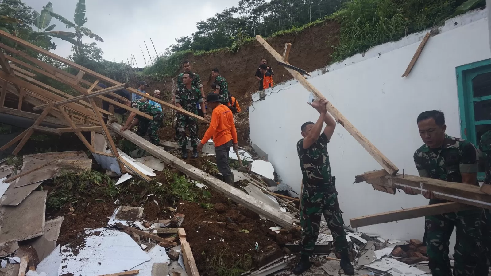 Longsor Terjang Wonosobo, Rumah dan Tiga Sepeda Motor Tertimbun di Kejiwan