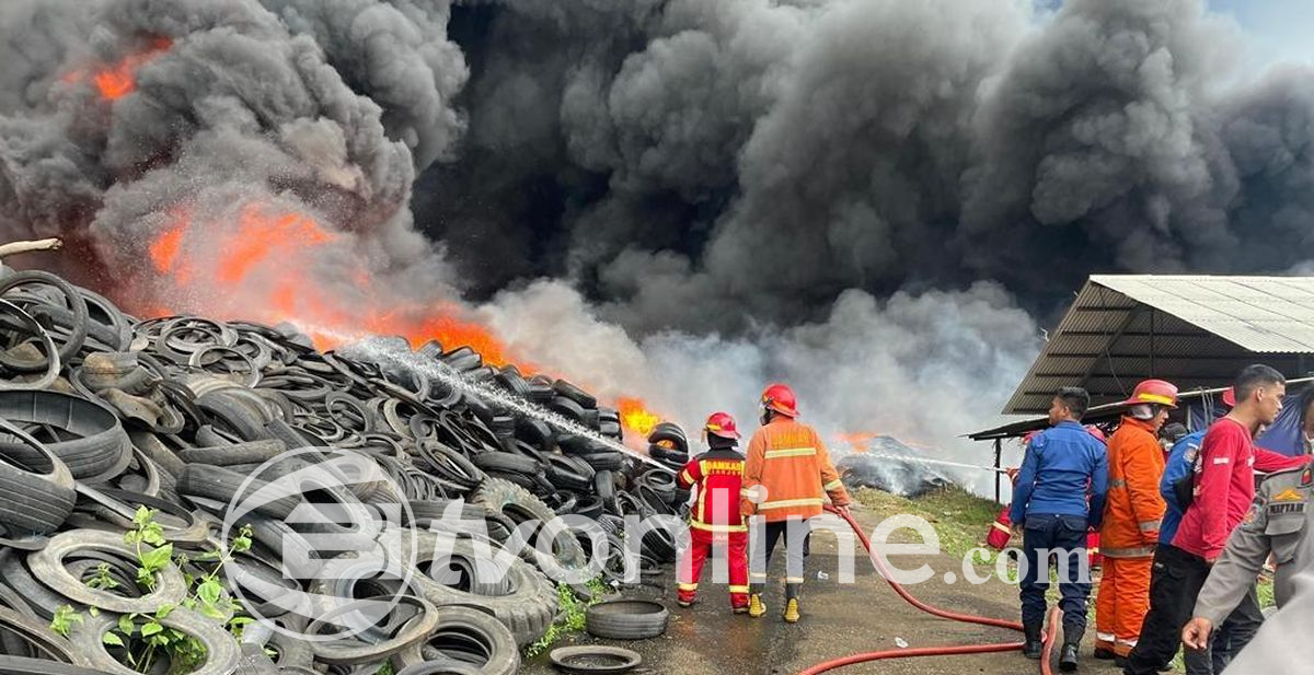 Kebakaran Tempat Penyimpanan Ban Bekas di Cianjur, Api Belum Padam Setelah 12 Jam