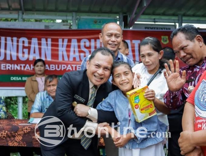 Pj Bupati Dairi Berbagi Kasih Natal di Desa Belang Malum, Warga Terima Bantuan Sosial