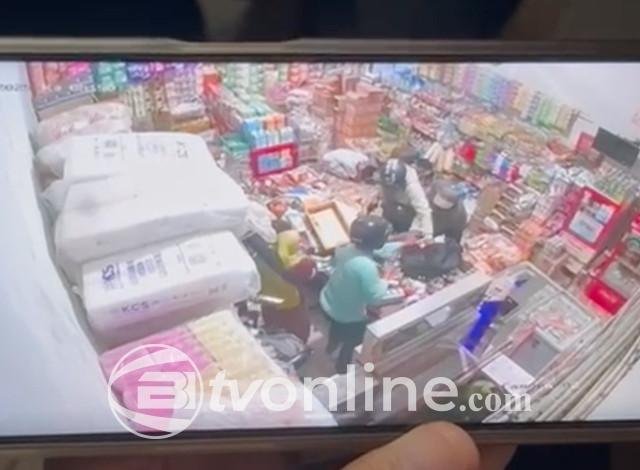 Perampok Bersenjata Pistol Serang Toko Grosir dan Agen Bank di Dharmasraya, Dua Orang Tertembak!