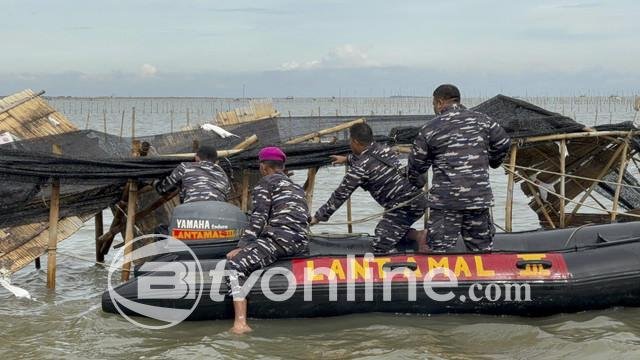 TNI AL Bersama Warga Mulai Bongkar Pagar Laut Misterius di Perairan Tangerang!