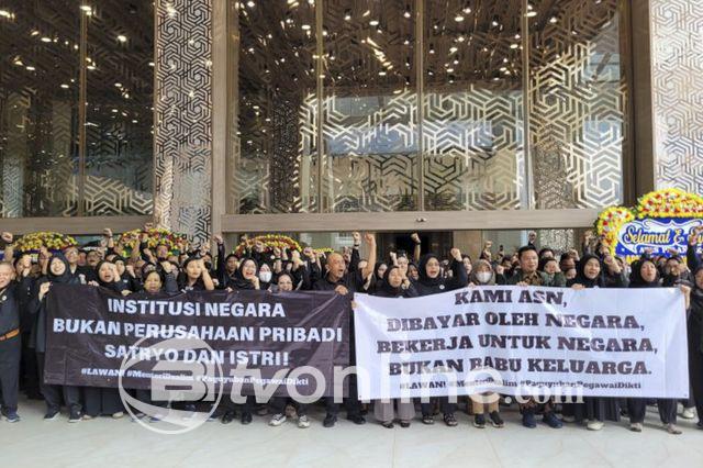 Breaking News! Ratusan Pegawai Kemendiktisaintek Demo ‘Senin Hitam’ Tuntut Pemecatan Neni Herlina Dibatalkan