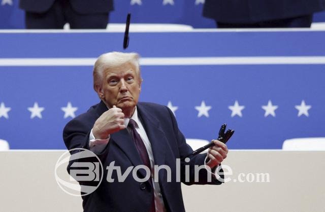 Donald Trump Teken Puluhan Keputusan Presiden di Hari Pelantikannya, Melempar Pulpen ke Massa