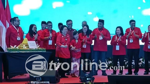 Megawati Soekarnoputri Hadiri Pembekalan Anggota DPRD PDIP, Dapat Kejutan Lukisan dan Potong Tumpeng Ulang Tahun ke-78