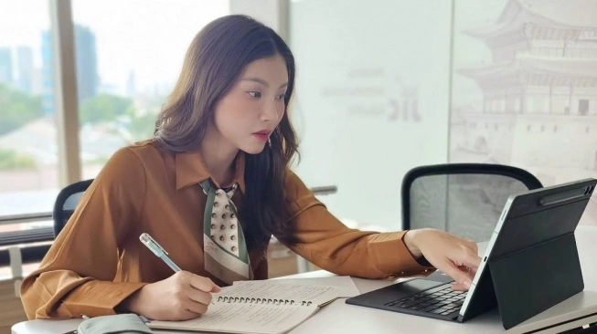 Sarwendah Mulai Kuliah di Usia 35 Tahun, Tunjukkan Semangat Belajar Lewat Potret Sibuk Menyusun Tugas
