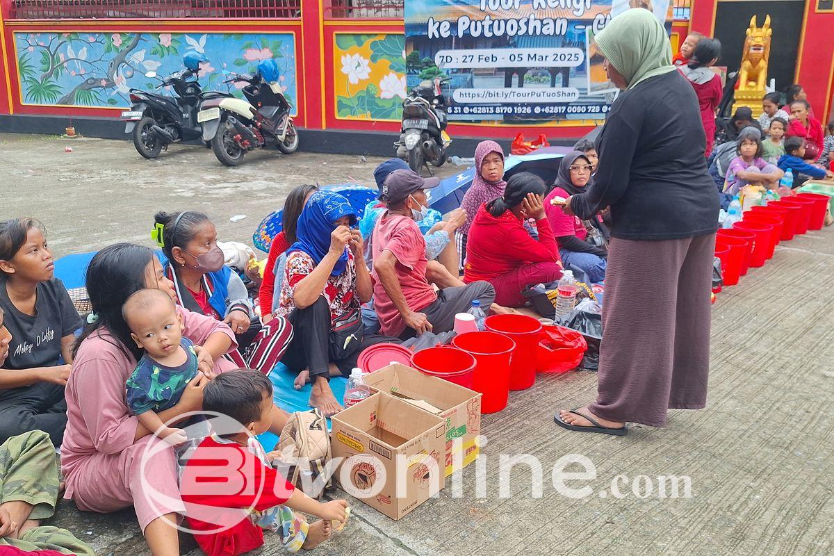 Puluhan Warga Menginap di Depan Vihara Bahtera Bhakti Ancol Menunggu Pembagian Angpau Imlek 2025