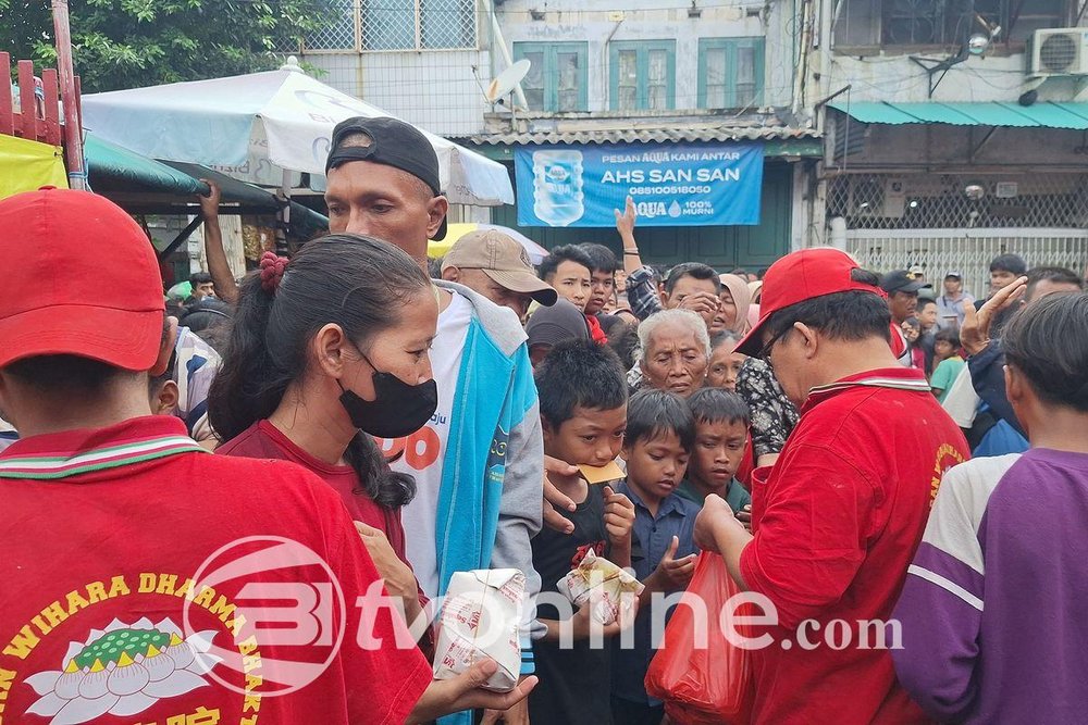 Warga Berebut Nasi Padang di Depan Vihara Dharma Bhakti Glodok Saat Perayaan Imlek