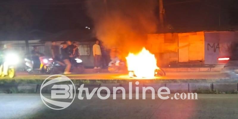 Sepeda Motor Dibakar Massa Setelah Kericuhan Suporter Sepakbola di Medan
