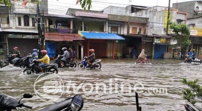 Hujan Deras Guyur Medan, Banjir Genangi Medan Utara dengan Ketinggian 50 cm