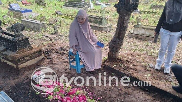 Kepergian Emilia Contessa: Prosesi Pemakaman di Banyuwangi, Denada Hadir dengan Tangisan