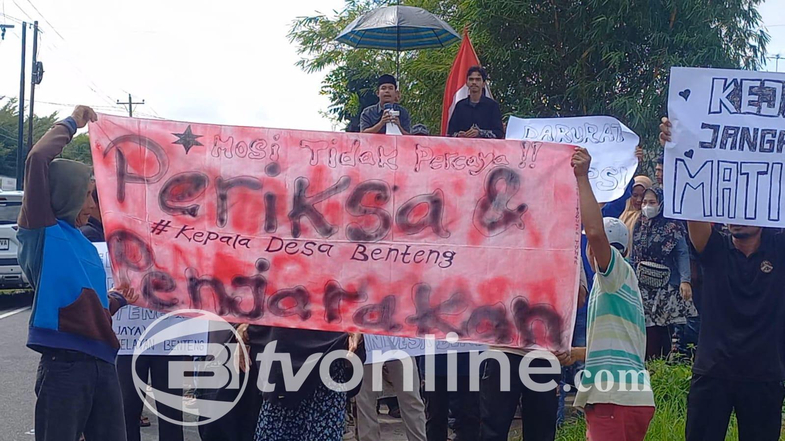 Kades Benteng Didemo Lagi!!Warga Tuntut Periksa Kadesa Benteng, Penjarakan Bila Terbukti.