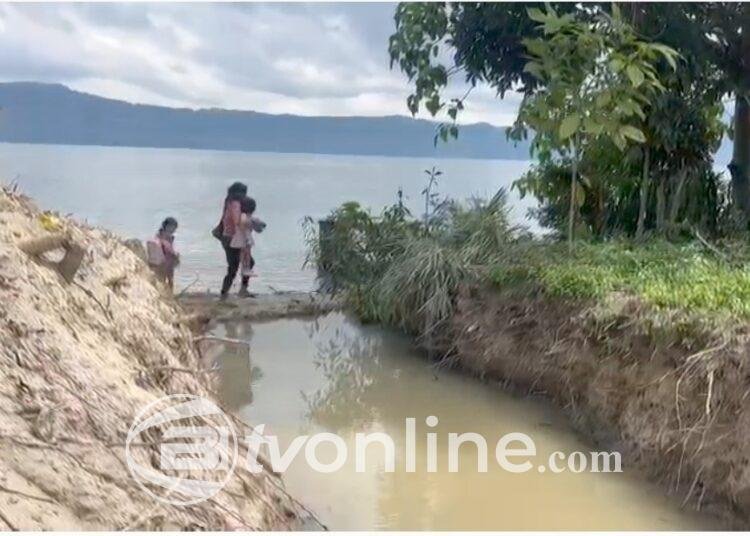 Rumah Terkurung Parit Akibat Pengerukan Tanah, Keluarga di Samosir Minta Keadilan
