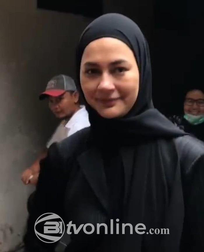 Paula Verhoeven Tiba di Rumah Duka, Kenang Mendiang Ayah Mertua Johnny Wong dengan Penuh Haru
