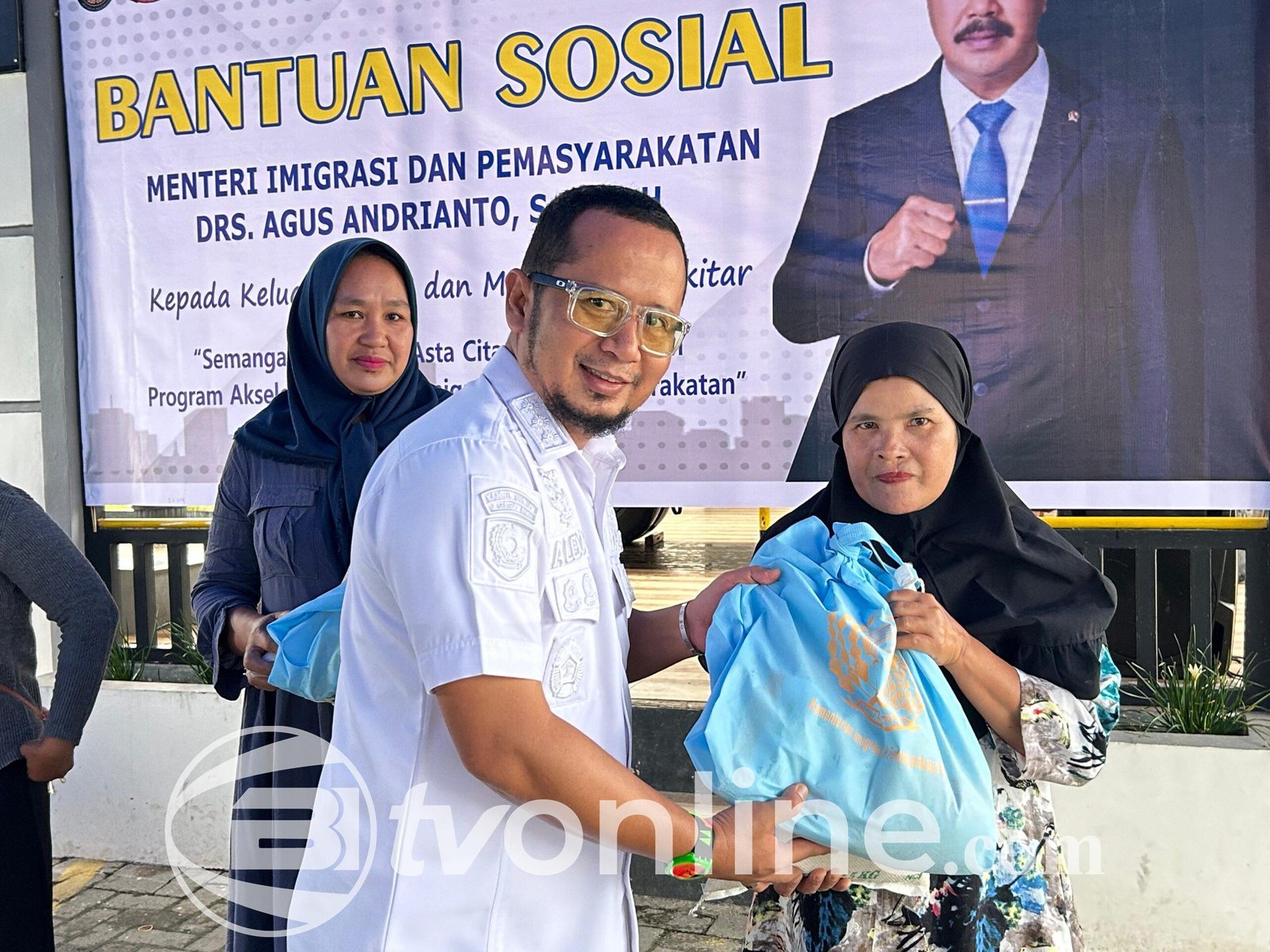 Lapas Labuhan Ruku Salurkan Bantuan Sosial 100 Paket Kepada Keluarga Warga Binaan dan Masyarakat Sekitar