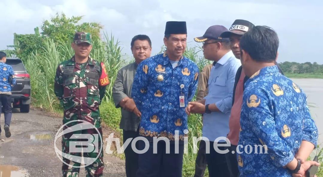Pj Bupati Muaro Jambi Tinjau Jalan Longsor di Kecamatan Taman Rajo