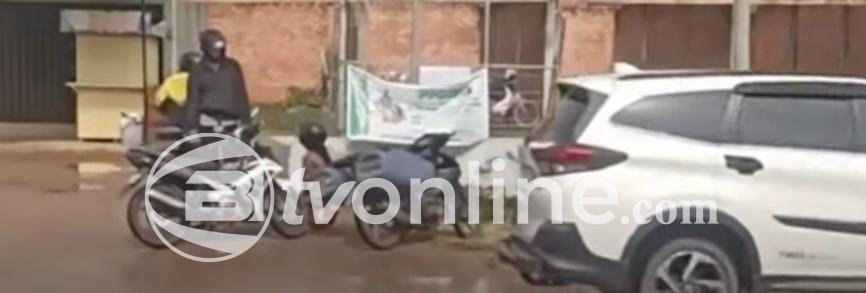 Penjual Ikan Berlutut Minta Maaf ke Polisi, Kunci Motor Tetap Ditahan di Palembang