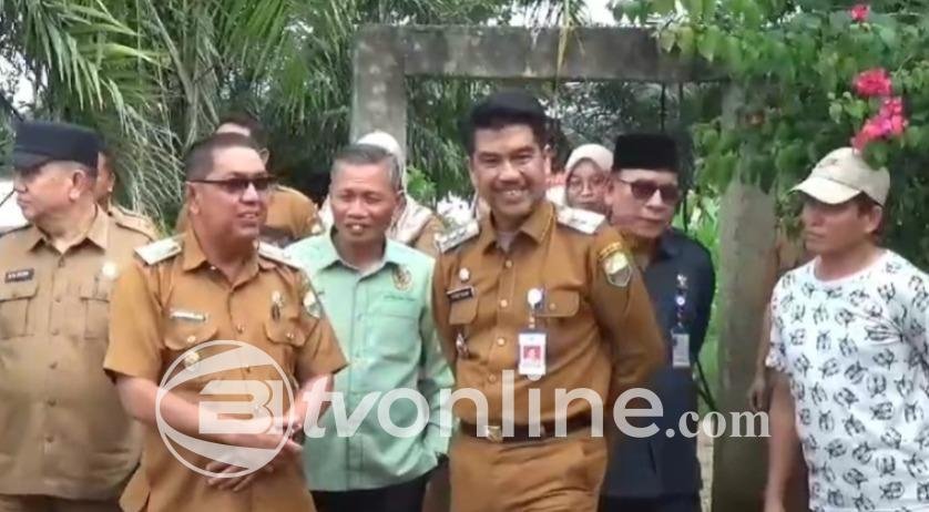 Pj Bupati Muaro Jambi Serahkan Bantuan Bedah Rumah untuk Mustahiq di Dua Desa